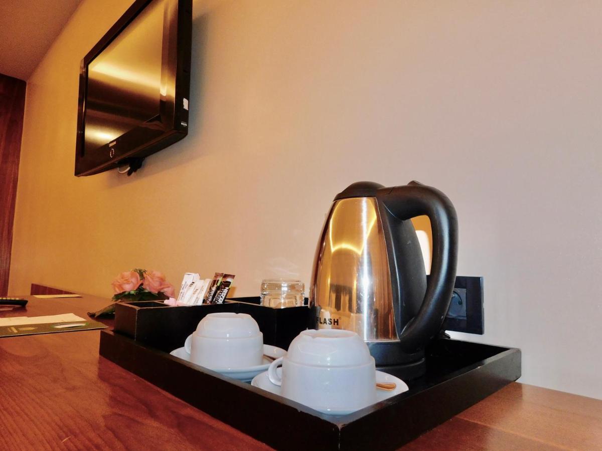 Hotel Kenzi Rose Garden Marrakesch Exterior foto A kettle in a hotel room