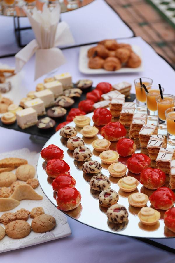 Hotel Kenzi Rose Garden Marrakesch Exterior foto A selection of petits fours