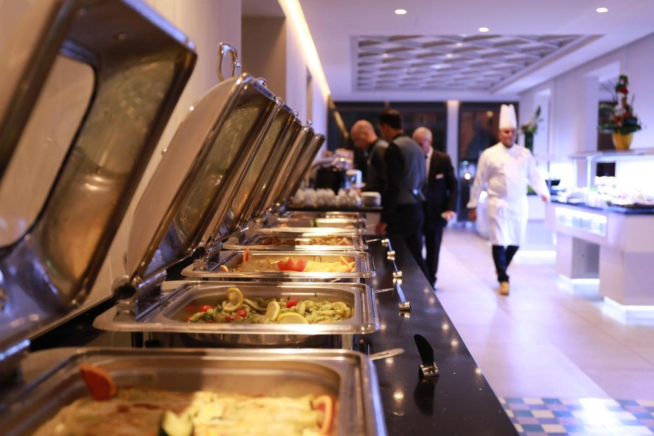 Hotel Kenzi Rose Garden Marrakesch Exterior foto A buffet at a hotel
