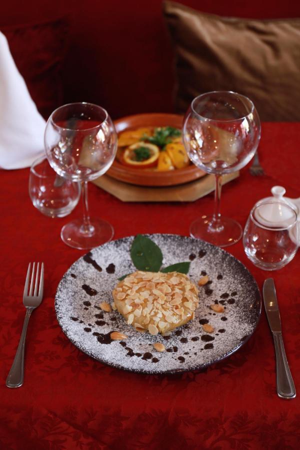 Hotel Kenzi Rose Garden Marrakesch Exterior foto A typical Portuguese table setting